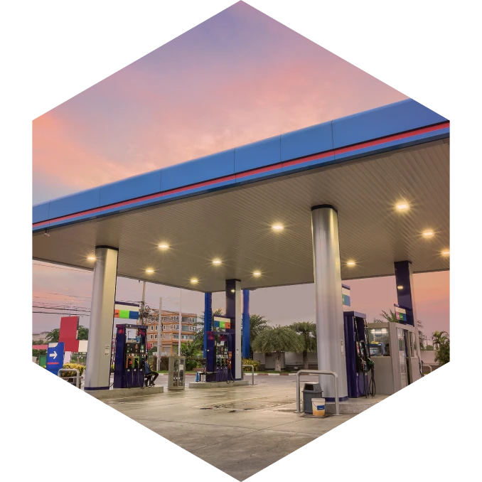 Posto de combustível com alto fluxo de transações representando empresas que podem reduzir custos com auditoria financeira